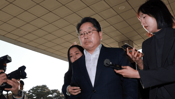 12일 서울 서초구 대검찰청으로 출근 중인 노만석 검찰총장에게 기자들이 질문하고 있다 / 사진= 연합뉴스<br>