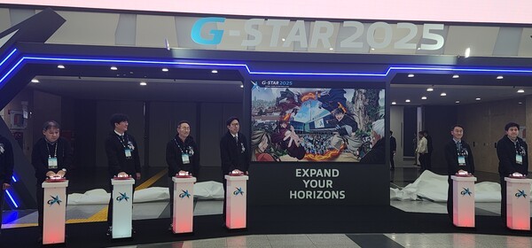 13일 부산벡스코에서 개최된 지스타2025 개막식에서 (왼쪽부터) 김태영 웹젠 대표, 김성회 더불어민주당 게임특별위원회 위원장, 박병무 엔씨소프트 대표, 박형준 부산시장, 유연석 한국콘텐츠진흥원&nbsp;원장 직무대행, 유병헌 게임문화재단 이사장이 오프닝 세레머니를 진행하고 있다./사진=문기수 기자