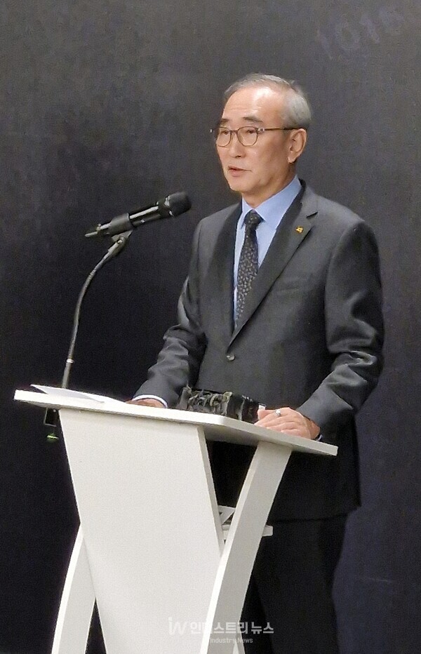 김영섭 KT 대표가 지난 9월 11일 서울 광화문 KT 웨스트 사옥에서 기자간담회를 열고 최근 발생한 무단 소액결제 피해 사태에 대해 사과하고 있다./사진=서영길 기자