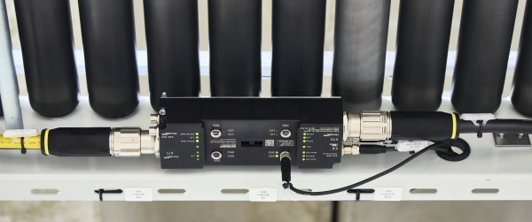 Arvato SE의 중앙 링 컨베이어와 같은 내부 물류 시스템은 특히 One Cable Automation의 이점을 누릴 수 있다. 사전 조립된 하이브리드 케이블을 사용해 전력과 통신이 콤팩트한 EP7402 MDR 컨트롤러에 효율적으로 분배된다. [사진=Beckhoff]<br>