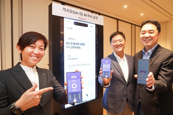 (왼쪽부터) 캐런 티오 구글 아시아 태평양 플랫폼·디바이스 파트너십 총괄(부사장)과 이재원 LG유플러스 Consumer부문장(부사장), 이상엽 LG유플러스 CTO(전무)가 익시오 AI 비서를 소개하고 있다./사진=LG유플러스<br>