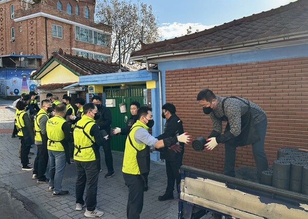 KGM은 경기도 평택시 관내 독거노인과 어려운 이웃 등 소외계층 지원과, 함께 살아가는 사회적 가치 실현을 위해 ‘2025 평택연탄나눔은행’ 발대식에 참석해 후원금을 전달하고 연탄 나눔 봉사 활동을 했다./사진=KG모빌리티<br>