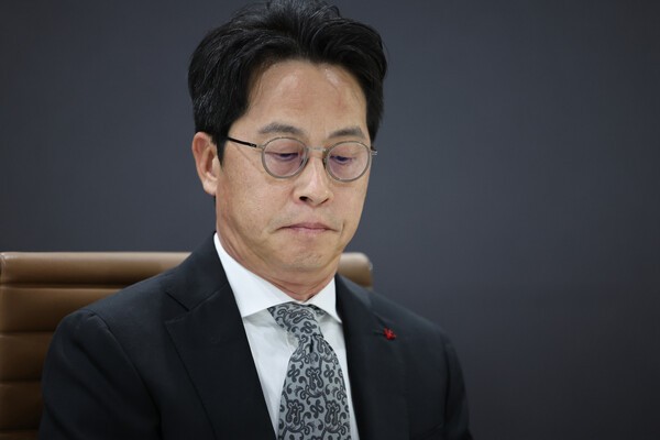 대규모 해킹사태가 발생한 롯데카드의 조좌진 대표가 19일 서울 종로구 롯데카드 본사에서 열린 '국회 과학기술정보방송통신위원회(과방위)의 대규모 해킹 피해 롯데카드 현장조사'에서 생각에 잠겨 있다./ 사진=연합뉴스<br>