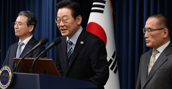 이재명 대통령이 14일 서울 용산 대통령실 기자회견장에서 한미 팩트시트 타결과 관련해 발표를 마친 뒤 취재진 질문에 답하고 있다. 왼쪽부터 김용범 정책실장, 이재명 대통령, 위성락 국가안보실장 / 사진= 연합뉴스<br>