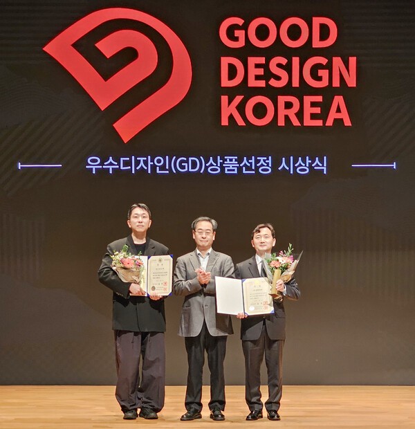 14일 서울 강남구 코엑스에서 열린 '2025 굿 디자인 어워드'에서 강민수 현대리바트 비즈니스솔루션본부장(전무, 오른쪽)이 김재준 산업통상자원부 과장(가운데)으로부터 국무총리상을 수여받은 뒤 기념사진을 촬영하고 있다./사진=현대리바트&nbsp;<br>