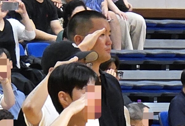 이재용 삼성전자 회장의 장남 이지호 씨가 9월 15일 경남 창원시 진해구 해군사관학교에서 열린 해군 학사장교 사관후보생 입영식에 참석해 거수경례하고 있다. /사진=삼성전자