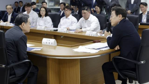 이재명 대통령(맨 오른쪽)이 지난 7월 25일 오전 경기 시흥시 SPC삼립 시화공장에서 열린 산업재해 근절현장 노사 간담회에서 허영인 SPC그룹 회장(맨 왼쪽)과 대화하고 있다./사진=연합뉴스