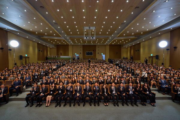 이재명 대통령이 지난 7월 14일 충북 진천 국가공무원인재개발원에서 70기 5급 신임관리자과정 교육생들을 대상으로 '국민주권시대, 공직자의 길'을 주제로 특강을 마친 뒤 기념촬영을 하고 있다./사진=대통령실