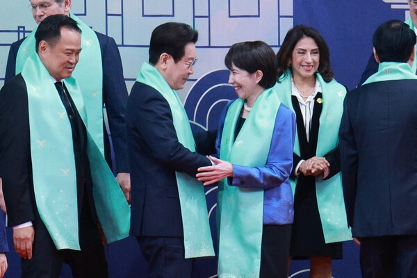 이재명 대통령이 지난 1일 경주화백컨벤션센터(HICO)에서 열린 2025 아시아태평양경제협력체(APEC) 정상회의 기념촬영에서 다카이치 사나에 일본 총리와 인사하고 있다./사진=연합뉴스