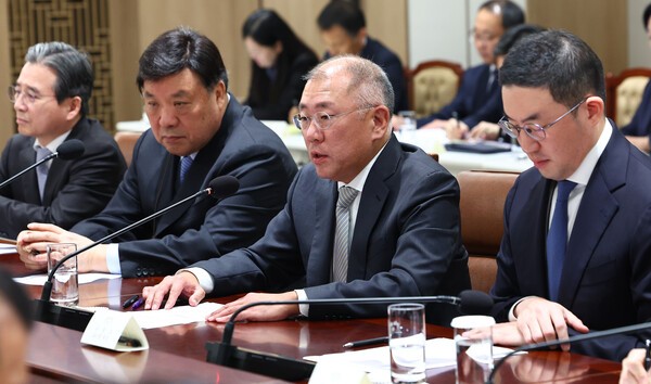 정의선 현대자동차 그룹 회장(오른쪽 두번째)이 16일 용산 대통령실에서 열린 한미 관세협상 후속 민관 합동회의에서 발언하고 있다. (왼쪽부터) 김용범 정책실장, 서정진 셀트리온 회장, 정 현대자동차 그룹 회장, 구광모 LG그룹 회장./사진=연합뉴스