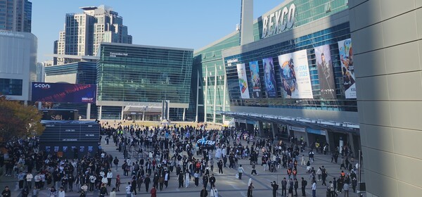 13일 부산 벡스코 앞이 지스타2025를 관람하기 위해 찾은 관람객들로 가득찼다./사진=문기수 기자