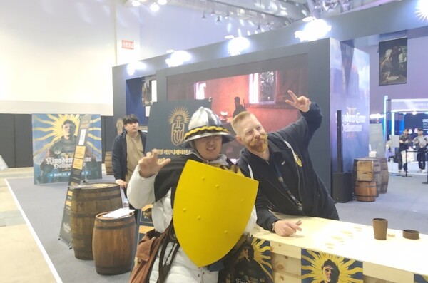 13일 부산 벡스코 지스타2025의 워호스게이밍 전시부스에서 워호스 게이밍 커뮤니케이션 디렉터 토비 경(오른쪽)과 그를 만나기 위해 생전 처음으로 체코 병사 코스프레를 준비한 천 씨(오른쪽)가 기념촬영을 하고 있다./사진=문기수 기자