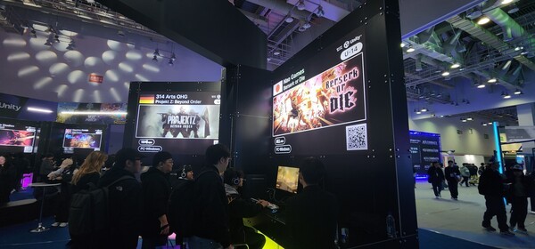 13일 부산 벡스코 지스타2025 BTC2관에서&nbsp;관람객들이 다양한 인디개임을 체험하고 있다./사진=문기수 기자