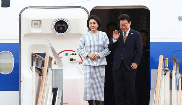 이재명 대통령과 김혜경 여사가 G20 정상회의에 참석하기 위해 성남 서울공항에서 공군 1호기에 올라 인사하고 있다. 이 대통령은 G20 정상회의 참석을 계기로 UAE·이집트·튀르키예를 차례로 방문해 정상들과 회담을 가질 예정이다 / 사진= 연합뉴스&nbsp;
