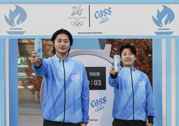 오비맥주 카스 라이트 모델이자 펜싱 국가대표 오상욱 선수(왼쪽)와 카스 올림픽 앰버서더인 전 쇼트트랙 국가대표 곽윤기 선수(오른쪽)가 지난 16일 열린 ‘올림픽데이런 2025 in 전주’ 현장에서 ‘카스 라이트’ 브랜드 부스를 배경으로 기념 사진을 촬영하고 있다./사진=오비맥주