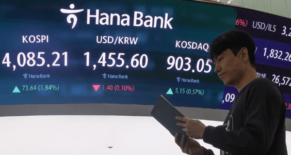 17일 오전 서울 중구 하나은행 본점 딜링룸 현황판에 코스피, 원/달러 환율, 코스닥 지수가 표시돼 있다. 이날 원·달러 환율은 전장보다 6.0원 내린 1,451.0원으로 출발했으나 점차 상승폭을 키우고 있다 / 사진= 연합뉴스<br>