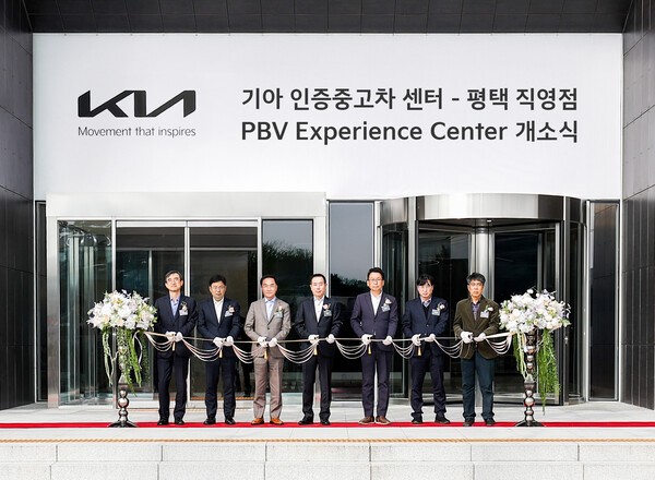 기아 인증중고차 센터 평택 직영점 및 PBV 익스피리언스 센터 개소식에 참석한 (왼쪽부터) 허노윤 한국도로공사 수도권 본부장, 윤호남 기아 경영지원3실장, 정장선 평택시장, 정원정 기아 국내사업본부장, 강정구 평택시의회 의장, 박근균 경기도 국제협력국장, 유승영 평택시의회 의원이 포즈를 취하고 있다./사진=기아
