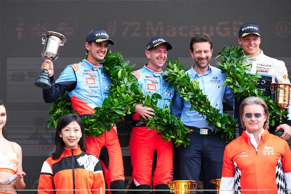 BRC 현대 N 스쿼드라 코르세 팀 소속 네스토르 지로라미 선수와 미켈 아즈코나 선수가 지난 13~16일 열린 '2025 TCR 월드투어' 마카오 대회에서 우승·준우승을 차지하고 포디움에서 기뻐하고 있다.&nbsp;포디움에 올라선 선수들 중 가장 왼쪽부터 미켈 아즈코나, 네스토르 지로라미./사진=현대자동차<br>