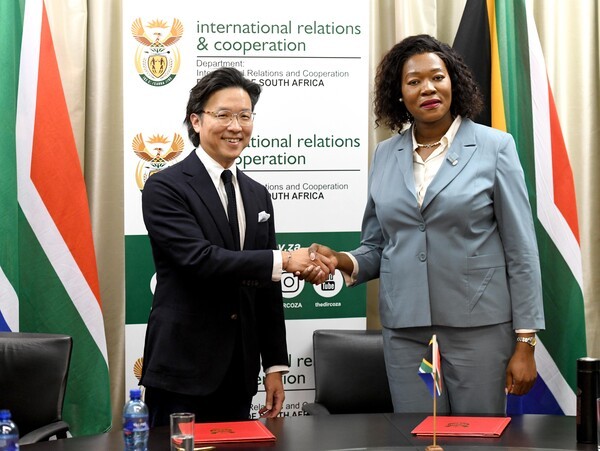 지난 9월 5일 남아프리카공화국 프리토리아 소재 남아공 외교부 청사에서 현대차 GPO 김일범 부사장(왼쪽), 안나 탄디 모라카 남아공 외교부 차관이 2025년 G20 요하네스버그 정상회의 공식 차량 지원에 관한 업무협약을 체결한 직후 기념 촬영을 하고 있다./사진=현대자동차