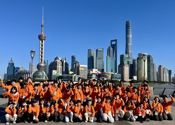 미래에셋자산운용이 중국 상해에서 진행한 ‘제38회 미래에셋 우리아이 글로벌리더 대장정’에 참여한 어린이들이 상해 와이탄 동방명주를 배경으로 화이팅 포즈를 취하고 있다. / 사진 = 미래에셋자산운용<br>