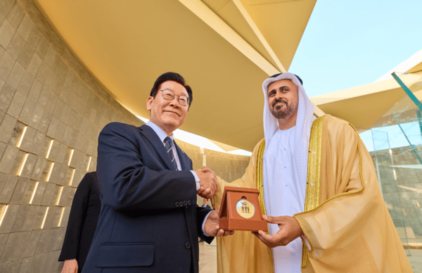 이재명 대통령이 17일(현지시간) UAE 현충원인 '와하트 알 카리마'를 방문해 디얍 대통령 직속 개발·보훈 사무국 부의장으로부터 기념메달을 받은 뒤 악수하고 있다 / 사진= 연합뉴스<br>