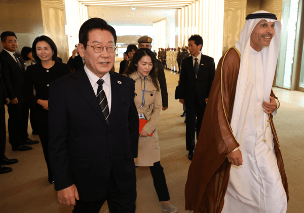 아랍에미리트(UAE)를 국빈 방문한 이재명 대통령이 17일(현지시간) 아부다비 왕실공항에 도착해 칼둔 칼리파 알 무바락 퍼스트 아부다비 뱅크(FAB) 비상임 이사겸 이사회 운영위원회 의장의 안내를 받으며 이동하고 있다 / 사진= 연합뉴스<br>