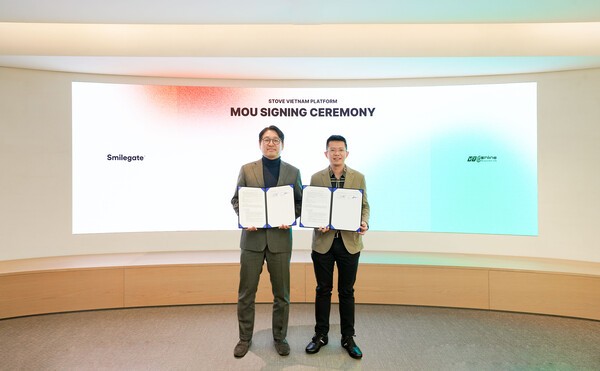 백영훈 스마일게이트 홀딩스 메가포트 부문 대표(왼쪽)와 레 비엣 호아&nbsp;VTCO CEO가&nbsp;18일 서울시 강남구 오렌지플래닛에서 업무협약을 체결한 후 기념촬영을 하고 있다./사진=스마일게이트<br>