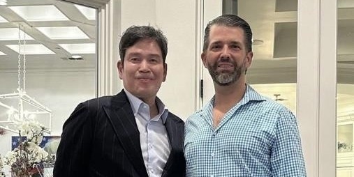 정용진 신세계그룹 회장이 지난 1월 자신의 인스타그램 계정에 올린 사진. 도널드 트럼프 미국 대통령 장남인 트럼프 주니어(오른쪽)와 나란히 서서 포즈를 취하고 있다./사진=정용진 회장 인스타그램