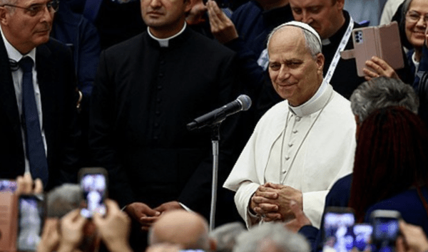 교황 레오 14세는 18일(현지시간)&nbsp;로마 인근 카스텔 간돌포에서 기자들과 만나 미국 트럼프 행정부의 이민정책에 대해 다시 한번 비판했다 / 사진= 연합뉴스&nbsp;<br>