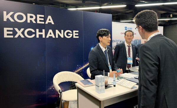 이경식 한국거래소 파생상품시장본부장(가운데)이 지난 17~18일(현지시각) 미국 시카고에서 열린 국제파생상품협회(FIA) Expo 에 참가해 KRX 홍보부스를 찾은 현지 기관투자자를 대상으로 KRX 파생상품시장을 소개하고 있다./ 사진 = 한국거래소&nbsp;<br>