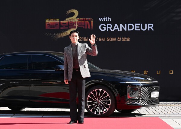 지난 18일 SBS 목동 사옥에서 열린 모범택시3 제작발표회에 배우 이제훈이 현대자동차 그랜저를 타고 등장해 인사하고 있다./사진=현대자동차<br>