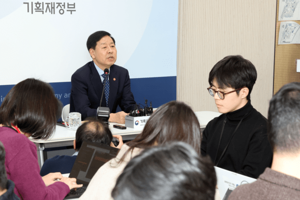 구윤철 부총리 겸 기획재정부 장관이 19일 정부세종청사 기재부 기자실에서 열린 출입기자단 간담회에서 기자의 질문에 답하고 있다 / 사진= 연합뉴스<br>