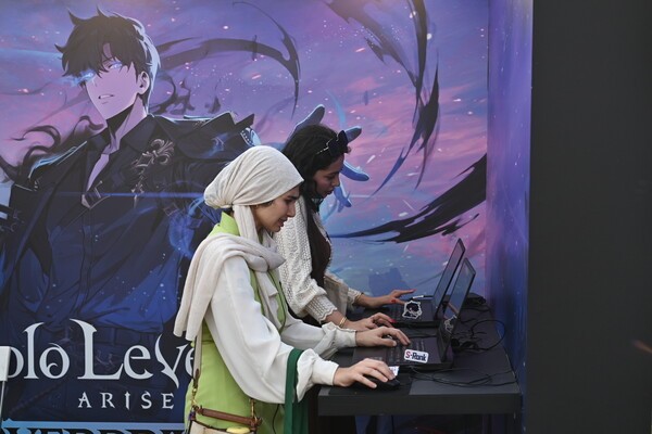 15일 UAE 두바이에서 개최된 2025 K엑스포 UAE: 올 어바웃 케이 스타일 행사장에서 현지 관람객들이 넷마블의 신작을 체험하고 있다./사진=넷마블