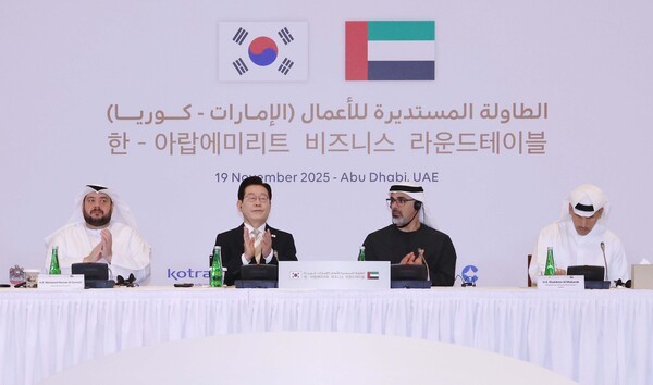 (왼쪽부터) 알 스와이디 아랍에미리트(UAE) 투자부 장관, 이재명 대통령, 칼리드 아부다비 왕세자, 칼둔 칼리파 알 무바라크 무바달라 최고경영자(CEO)가 19일(현지시간) 아부다비의 한 호텔에서 열린 한-UAE 비즈니스 라운드테이블 행사에 참석했다. /사진=연합뉴스