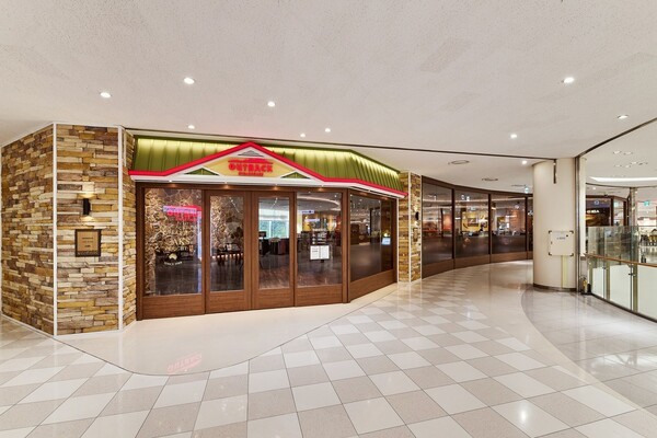 아웃백스테이크하우스 진주롯데몰점 매장 전경./사진=다이닝브랜즈그룹