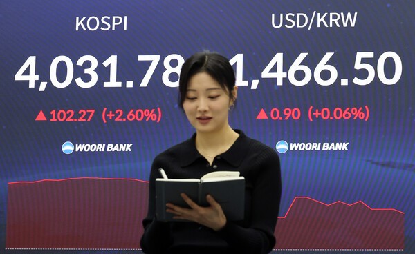 20일 서울 중구 우리은행 본점 딜링룸 현황판에 코스피 지수, 원달러 환율이 표시돼 있다. 이날 코스피는 전 거래일보다 101.46포인트(2.58%) 오른 4030.97로 개장했다. / 사진 = 연합뉴스&nbsp;<br>