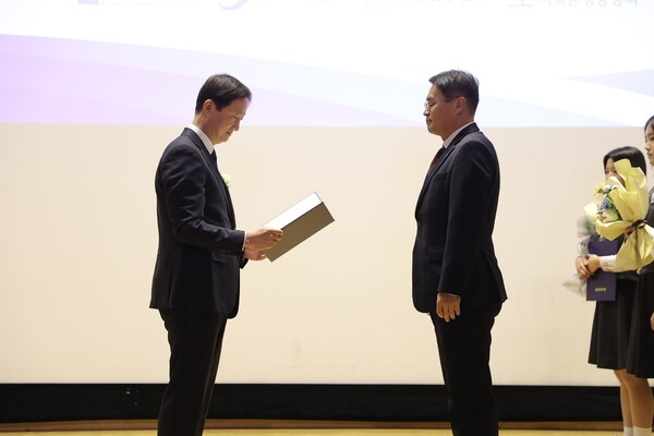 20일 금융감독원 주최로 열린 제20회 금융공모전에서 이찬진 금융감독원장(왼쪽)이 박진우 은행연합회 본부장에게 최우수상(금융감독원장상)을 전달하고 있다/ 사진 = 은행연합회<br>