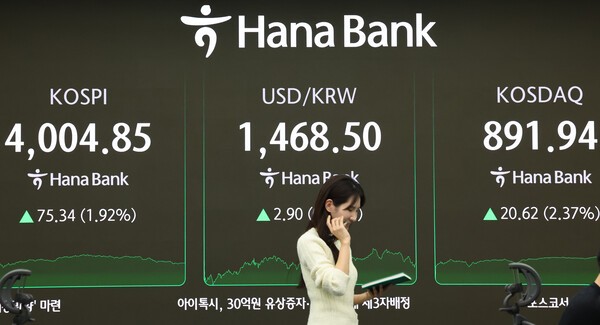 20일 오후 서울 중구 하나은행 본점 딜링룸 현황판에 코스피 지수가 표시돼 있다. 이날 코스피는 엔비디아의 호실적에 힘입어 4000선을 재탈환했다. / 사진 = 연합뉴스&nbsp;<br>