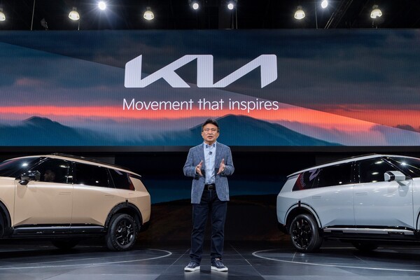 신형 텔루라이드에 대해 설명하고 있는 기아 북미권역본부장 윤승규 부사장. 신형 텔루라이드 오프로드 특화 모델 X-Pro(왼쪽), 신형 텔루라이드 하이브리드./사진=기아<br>