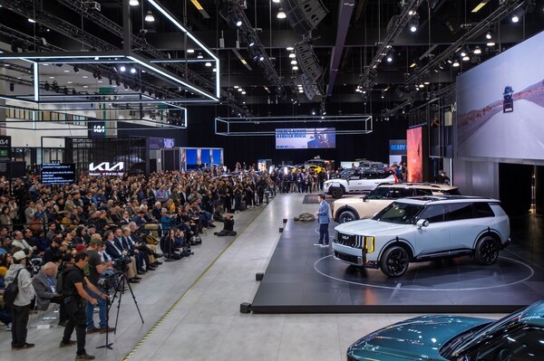 기아 북미권역본부장 윤승규 부사장이 신형 텔루라이드 보기 위해 기아 전시 부스에 운집한 관객들을 상대로 발표하고 있다./사진=기아<br>