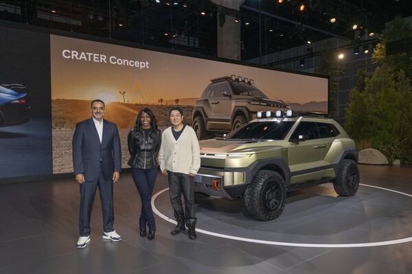 (왼쪽부터)&nbsp;현대자동차 북미권역본부장 랜디 파커 CEO와 현대차 북미 제품 담당 임원 올라비시 보일,&nbsp;현대제네시스글로벌디자인담당 이상엽 부사장이&nbsp;‘크레이터’를 배경으로 기념 촬영을 하고 있다./사진=현대자동차