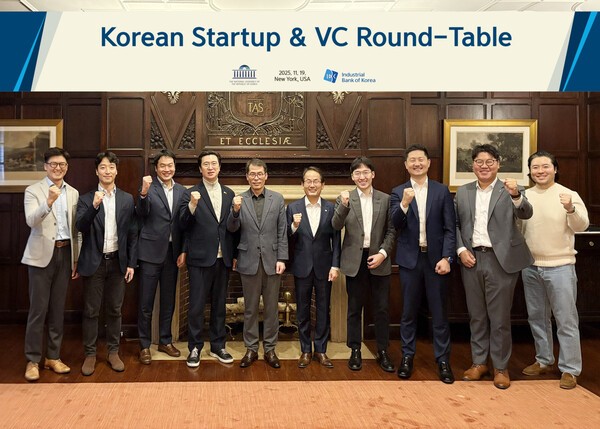 지난 19일(현지시간) 미국 뉴욕 하버드클럽에서 (왼쪽부터) 김대용 '김씨마켓' 대표, 에디 리 '화이트스타캐피탈' 파트너, 이성환 SV인베스트먼트 미국법인 이사, 강민국 국민의힘 의원, 김성태 은행장, 강준현 더불어민주당 의원, 우성훈 아모지 대표, 유정석 법무법인 폴리호그 파트너 변호사 등이 화이팅 포즈를 취하고 있다/ 사진 = IBK기업은행<br>