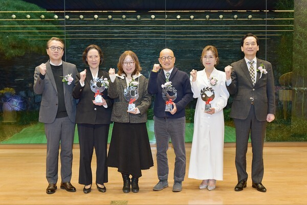 19일 서울 종로구 교보생명빌딩에서 열린 ‘제27회 교보교육대상 시상식’에서 (왼쪽부터)김동일 서울대 평생교육원장(심사위원장), 캐서린 한 한국NVC센터 고문(참사람육성 부문), 어린이날다 사회적협동조합 정채민 이사장(미래혁신 부문), 송악마을교육네트워크 오늘 김태곤 대표(평생교육 부문), 김영래 신일중 교사(창의인재육성 부문), 최화정 교보교육재단 이사장이 포즈를 취하고 있다/ 사진 = 교보생명<br>