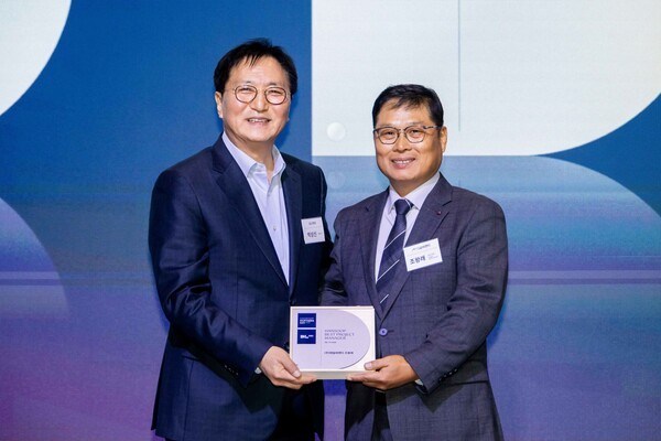 17일 서울 여의도 글래드호텔에서 열린 ‘한숲 파트너스 데이’ 행사에서 박상신 DL이앤씨 대표(왼쪽)와 조왕래 태일씨앤티 소장이 기념 촬영을 하고 있다. /사진=DL이앤씨