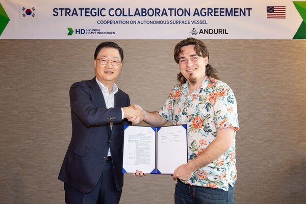 최근 서울 중구 웨스틴 조선호텔에서 HD현대중공업 주원호 사장(사진 왼쪽)과 안두릴 팔머 럭키 공동 설립자가 ASV 설계 및 건조계약을 체결하고 있다./<br>