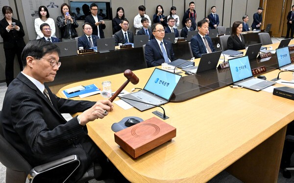 이창용 한국은행 총재가 지난 10월 23일 서울 중구 한국은행 본관에서 열린 금융통화위원회 본회의에서 의사봉을 두드리고 있다. / 사진 = 연합뉴스&nbsp;<br>