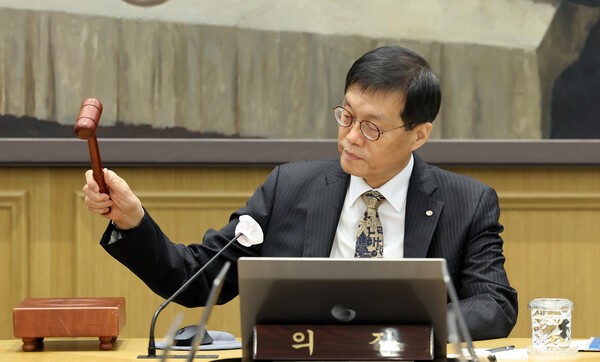 이창용 한국은행 총재가 지난 23일 서울 중구 한국은행 본관에서 열린 금융통화위원회 본회의에서 의사봉을 두드리고 있다. / 사진 = 연합뉴스