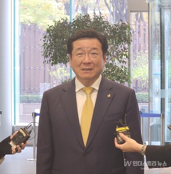 이찬희 삼성준법감시위원회 위원장이 25일 서울 서초구 삼성생명 사옥앞에서 취재진들의 질문에 답변하고 있다./사진=문기수 기자