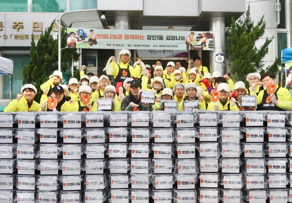 빗썸나눔이 지난 22일 서울 동대문구 장안1동 주민센터와 함께 겨울철 취약가구 지원을 위한 ‘김장나눔’ 행사를 열고, 직접 담근 김장김치 1500포기를 지역 내 500가구에 전달했다. / 사진 = 빗썸<br>