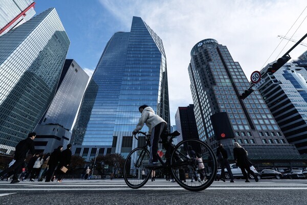 "오프라인 줄이고 해외로"...증권사, 글로벌로 '판' 키운다 - 뉴스 썸네일 이미지